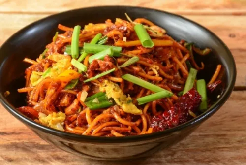 SCHEZWAN NOODLES. CHICKEN